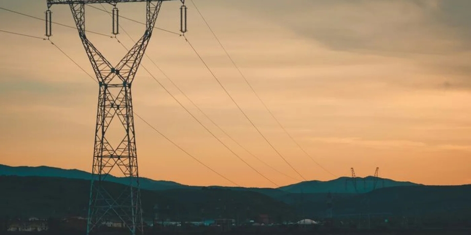 strom-ledning-hoyspentmast-foto-val-vesa-unsplash-c12f0441